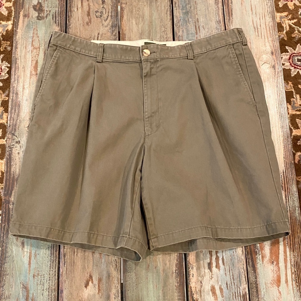 Eddie Bauer Pleated Shorts, Men’s Sz 40 Olive / Army Green Khakis Walking Golf